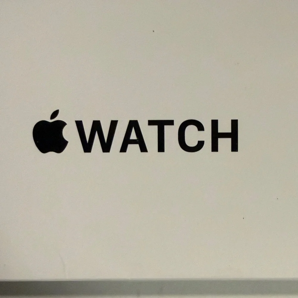 SE (2nd gen) 40mm (GPS) starlight Apple Smartwatch with Black and Silver Accents - Picture 5 of 5